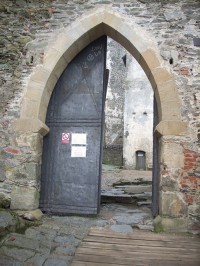 24.Vstupní a čtvrtá brána hradu