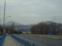41.Zpětný pohled z mostu - vlevo vrch Chmelník a napravo popovický vrch