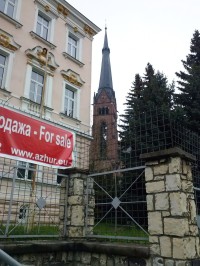 Vedle prodávající vily vykukuje věž kostela sv.Alžběty