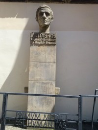 socha význačného rodáka očního lékaře Ferd.Arlta