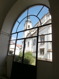 12.Výhled ze zaskleného ambitu na baziliku