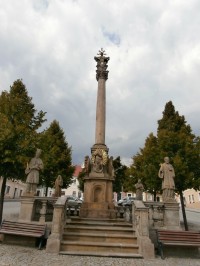 25.Barokní sloup se sochami na podstavci na náměstí