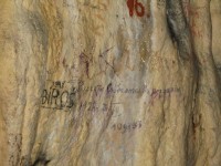 Škaredé aj pekné nápisy sú v jaskyni