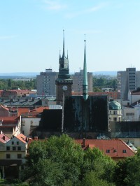 Pohled ze zámku Na Zelenou bránu a kostel