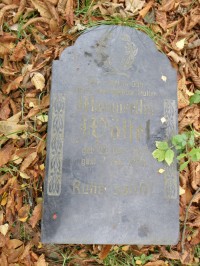 zachovalý náhrobek ze zaniklého hřbitova obce Újezd