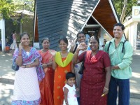 Srílančané před botanickou zahradou