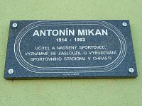 Chrast - pamětní deska učitele Antonína Mikana