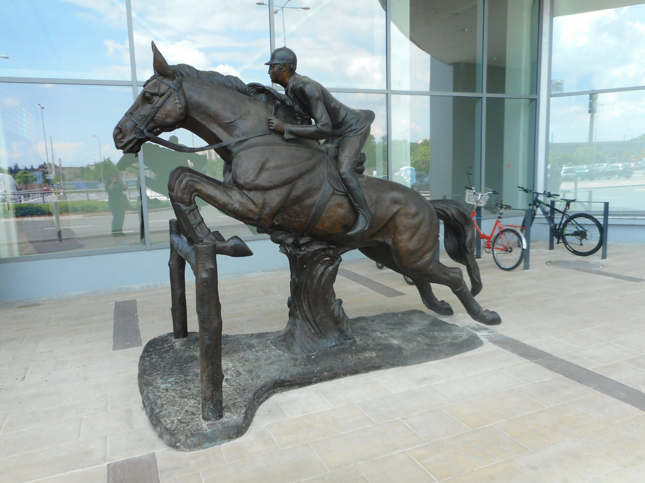 Pardubice - sochy žokejů na koních
