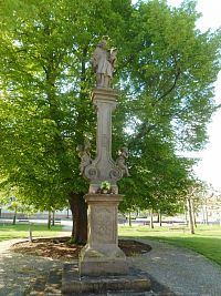 Lázně Bohdaneč - socha sv. Jana Nepomuckého u fary