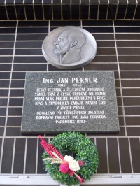 Pardubice - pamětní deska ing. Jana Pernera