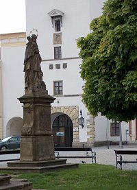 socha sv. Jana Nepomuckého naproti radnice