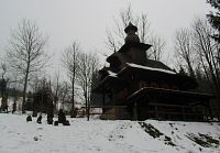 Nový dřevěný kostelíček v Galerii dřevěných děl pod širým nebem ve Velkých Karlovicích v údolí Pluskovec