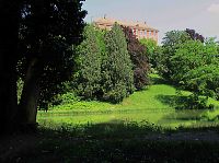pohled přes rybník na panorama zámku