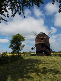 dřevěný mlýn v areálu skanzenu