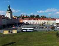 pohled na náměstí od kostela ze skalnatého návrší