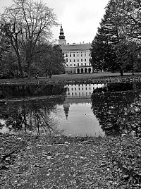 Pohled na zámek přes rybník