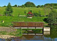 vodní nádrž na dolním konci obce