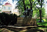 Pomník se sochou A. Jiráska