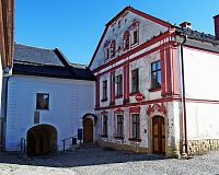 sousedící Pekařský dům s Vodní bránou Mírovskou