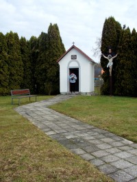 kaplička u restaurace v Horní části obce