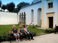 Franta s rodiči na nádvoří zámku v Tovačově