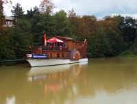 Výletní loď s restaurací na Kudlovské přehradě ve Zlíně