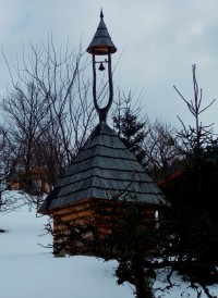 Roubená zvonička v areálu dř. porculánu