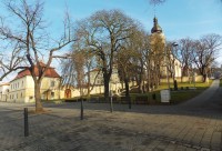 pohled z Masarykova náměstí na areál kostela sv. Bartoloměje s Farou