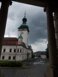 Pohled  od vchodu  Hotelu Nová radnice na zámek