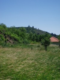 Pohled na Svatý kopeček od jeskyně na Turoldu