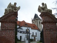Budišov - vchod na hřbitov s kostelem sv. P. Marie a sv. Gottharda