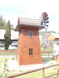 Větrný mlýn v obci Korňa