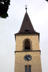Věž opukového kostela v Kroučové