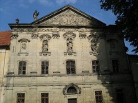 Východní křídlo konventu a dělící zeď mezi II. a III. nádvořím