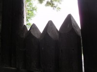 dřevěné opevnění u brány