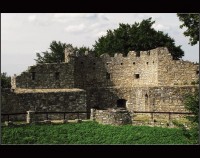 Přes hradní příkop na Hukvaldech