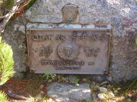 Bronzová deska, věnovaná zakladateli HS Krkonoše