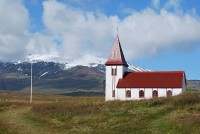Pohled na sopku s kostelem v obci Hellnar