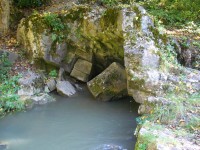 Potok vtéká do skal