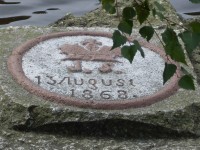 Plešné jezero - Památný kámen připomínající návštěvu prince Jana Nepomuka