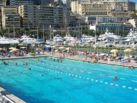 Monaco-bazén ve městě u moře