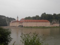 Klášter z druhého břehu Dunaje