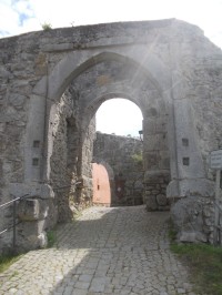 zbytky hradní brány