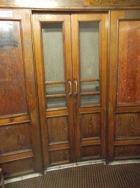stařičká kabina výtahu