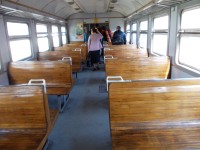 Dřevěné lavice v osobním vlaku