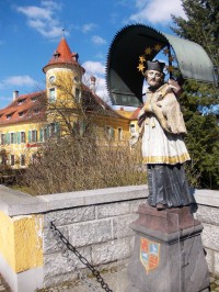 socha sv. Jana Napomuckého (v pozadí zámek Wiesent