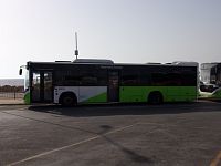 Autobus čeká na pasažéry z trajektu v přístavu Cirkewwa