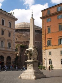 slon před Pantheonem