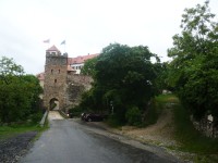 před hradem