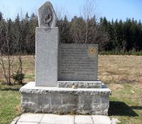 nedaleký památník na počest padlých příslušníků jednotek Stráže ochrany státu